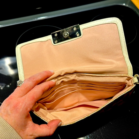 Coach wristlet/off white/beige - Picture 3 of 3